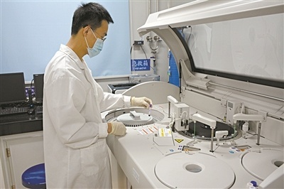 廣州生物醫(yī)藥產(chǎn)業(yè) 年均增速10% 醫(yī)學(xué)研究與試驗(yàn)發(fā)展引領(lǐng)未來(lái)